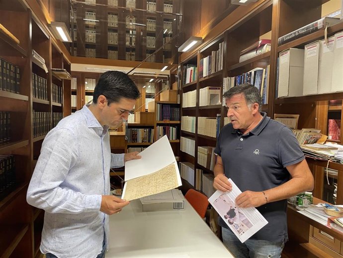 Aguilera inspecciona uno de los documentos que van a ser restaurados