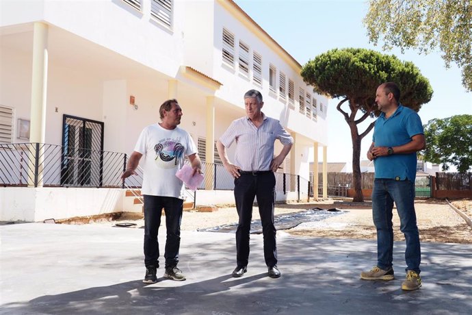 El Ayuntamiento de Palos de la Frontera acomete reformas en el colegio El Faro de Mazagón para el nuevo curso.