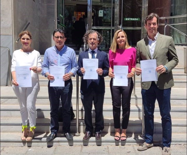 Los parlamentarios del PP de Almería tras recoger sus actas de diputados autonómicos.