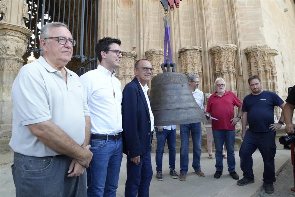 El alcalde Miquel Pueyo en la Seu Vella junto a la campana Mnica