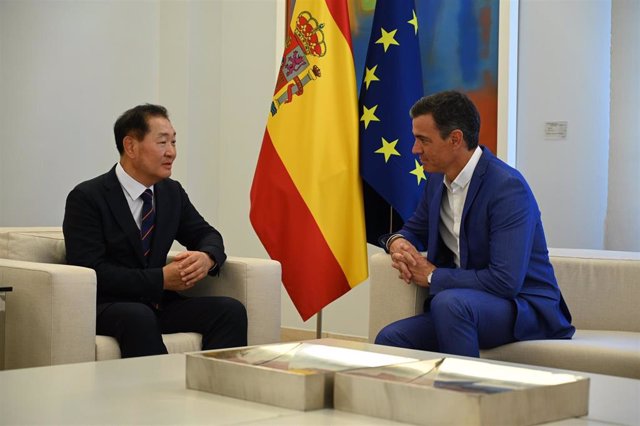 El presidente del Gobierno, Pedro Sánchez, durante su reunión con el consejero delegado de Samsung Electronics, Jong-Hee Han.