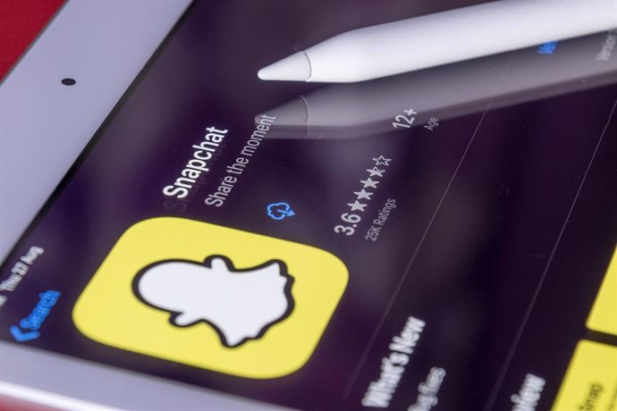 Archivo - Representación gráfica de la aplicación Snapchat en la tienda digital de un dispositivo móvil.