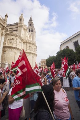 Archivo - Foto archivo de una movilización de CCOO en Sevilla