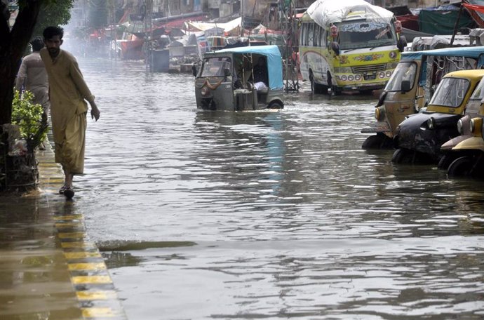 Una calle anegada por el agua en la ciudad de Hyderabad, Pakistán