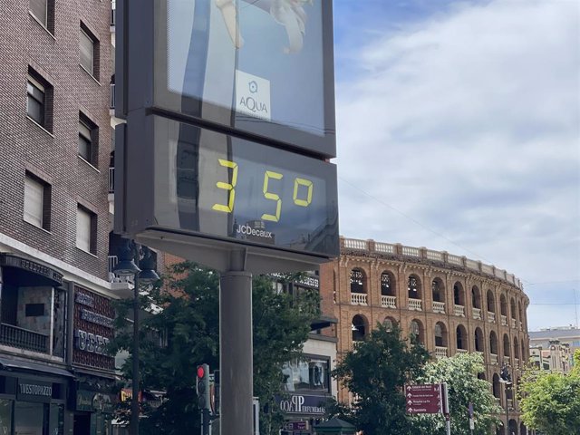Archivo - Un termómetro marca 35º en València