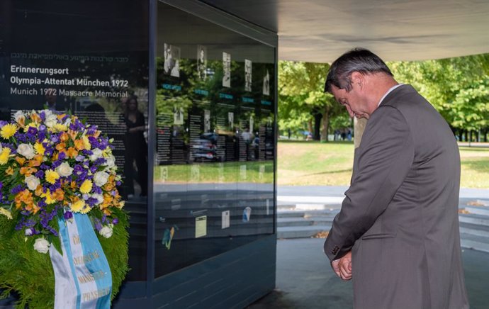 Archivo - 27 July 2022, Bavaria, Munich: Markus Soeder, Minister-President of Bavaria, lays a wreath during a commemoration ceremony marking the 50th anniversary of the 1972 Summer Olympic Games at the memorial site for the assassination. 11 Israeli ath