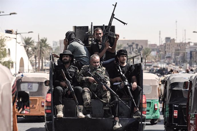 Milicianos armados patrullan Bagdad durante las protestas