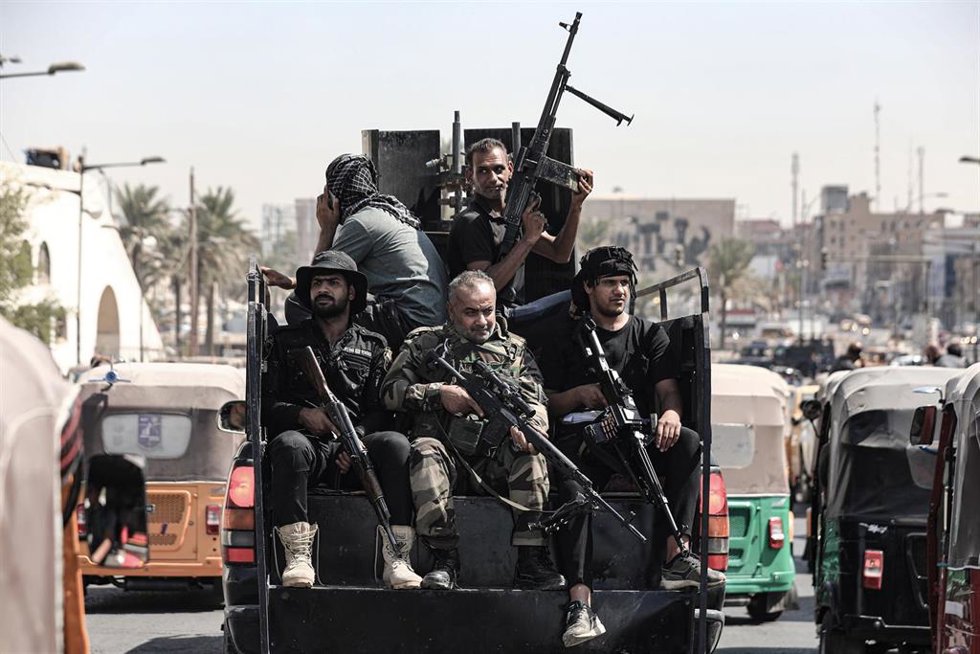 Milicianos armados patrullan Bagdad durante las protestas