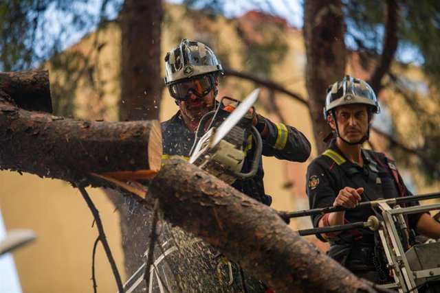 Los Bomberos de Barcelona están respondiendo a 190 avisos de lluvia desde las 18:30 horas. Dos bomberos en una grúa el 31 de agosto de 2022 en Barcelona, Cataluña