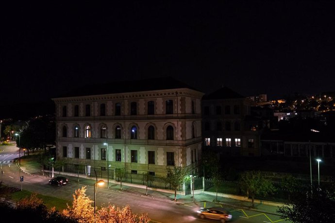 Edificio levemente iluminado, a 9 de agosto de 2022, en Santiago de Compostela, A Coruña, Galicia (España). 