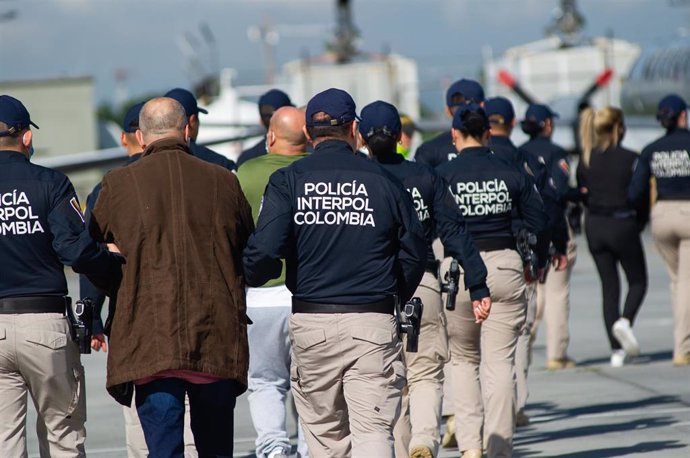 Archivo - Policía colombiana extraditando a un delincuente a EEUU