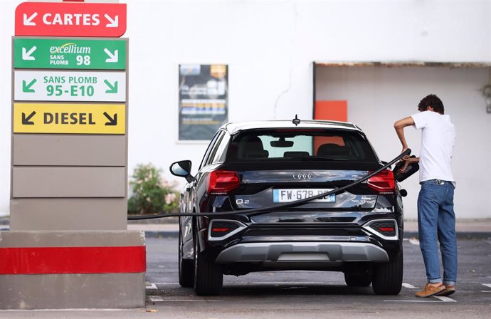PARIS, Aug. 19, 2022  -- A man fills the tank of his car at a gas station near Paris, France, Aug. 18, 2022. Due chiefly to the growing prices of services, food products and to a lesser extent manufactured goods, the yearly inflation in France stood at 
