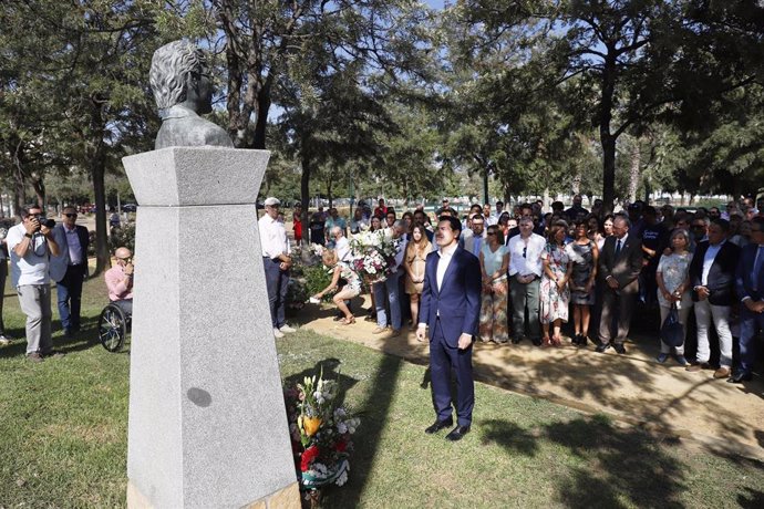 Archivo - El presidente del PP-A, Juanma Moreno, realiza una ofrenda floral a la memoria de José María Martín Carpena en Málaga, en una imagen de archivo