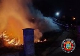 Incendio de vegetación junto a la estación de tren de Campogiro