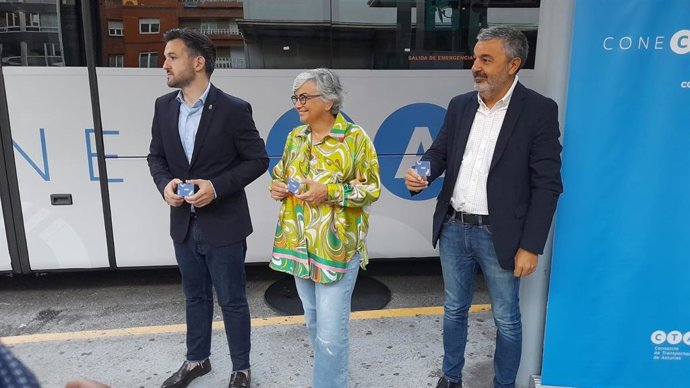 Alejandro Calvo (dcha), consejero Medio Rural y Cohesión Territorial del Principado, Ana González, alcaldesa de Gijón, en la puesta en marcha del servicio 'Conecta'