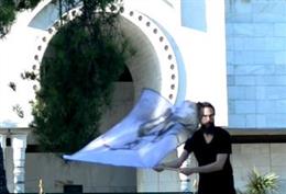 El performer Omar Jerez ejecutando la acción "12.233".