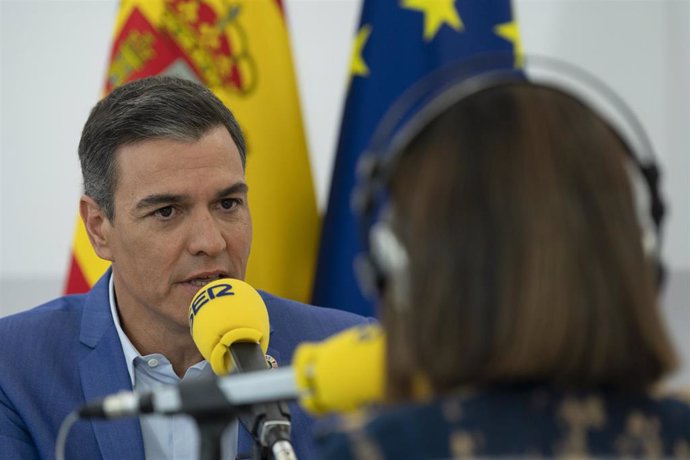 El presidente del Gobierno, Pedro Sánchez, entrevistado en la Cadena SER