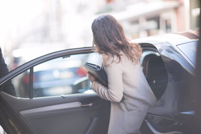 Una mujer entra en un Uber.