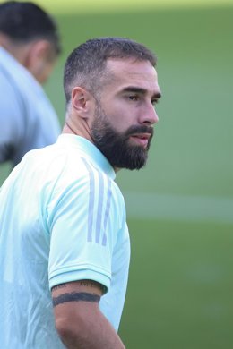 Archivo - Dani Carvajal of Spain look on during a training before the UEFA Nations League match between Spain and Portugal at Benito Villamarin Stadium on June 1, 2022 in Sevilla, Spain.