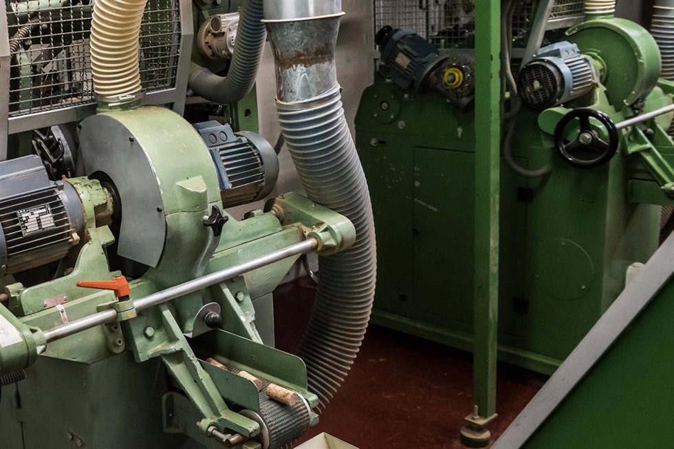 Archivo - Maquinaria para esmerilar los corchos en la fábrica De Maria Taps S.L., en Cass de la Selva, a 16 de junio de 2022, en Girona, Cataluña (España). De Maria Taps es una empresa especializada en la fabricación y diseño de tapones de corcho de al