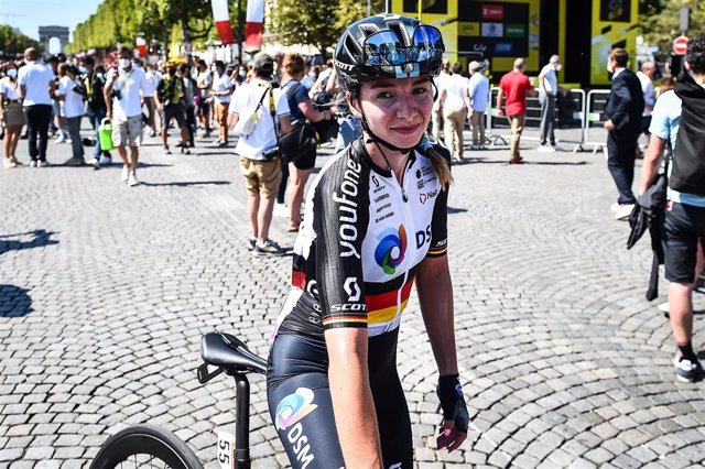Archivo - La ciclista alemana Liane Lippert durante el Tour de Francia 2022