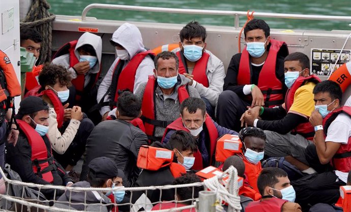 Un grupo de migrantes son aboardados por las autoridades en su intento por cruzar el Canal de La Mancha.