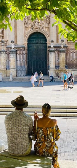Archivo - Turistas frente a la Catedral de Jaén.