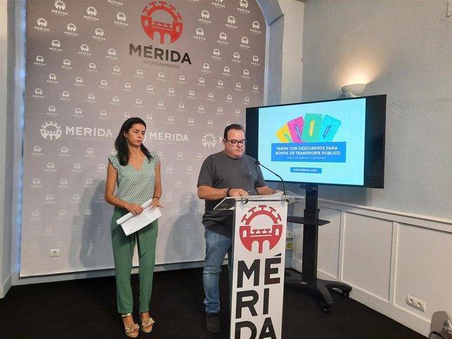 El delegado de Transportes del Ayuntamiento de Mérida, Marco Antonio Guijarro, y la gerente de Vectalia, Cristina Moreno, en rueda de prensa sobre la reducción de los precios de los bonos del transporte en autobús