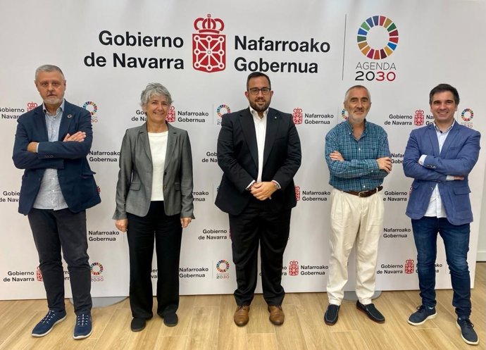 Miembros fundadores de Gesto por la paz y promotores del documental junto a representantes del Gobierno de Navarra