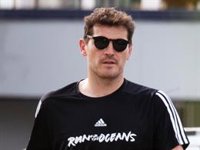 Iker Casillas huye y evita dar la cara tras sus imágenes en actitud cómplice con María José Camacho