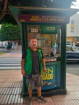 El vendedor José David Santana Ramos en su punto de venta en Puerto del Rosario (Fuerteventura)