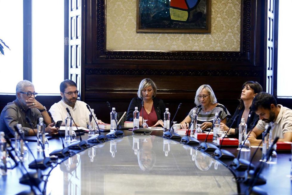 Reunión de la Mesa del Parlament para abordar la petición de Junts de reconsiderar la suspensión de Laura Borrs como presidenta de la Cámara.