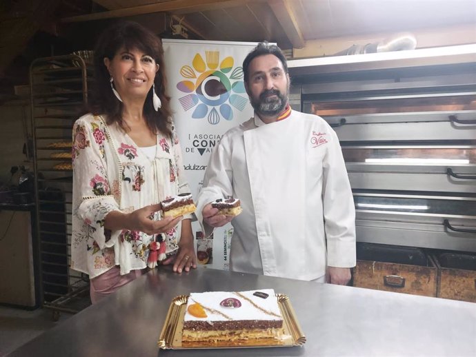 Ana Redondo y el presidente de los confiteros de Valladolid presentan la tarta de San Lorenzo.