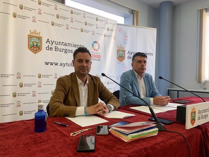 El alcalde de Burgos, Daniel de la Rosa, y el vicealcalde, Vicente Marañón, en una comparecencia en la Casa de Cultura de Gamonal.