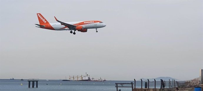 El buque semihundido en Gibraltar.