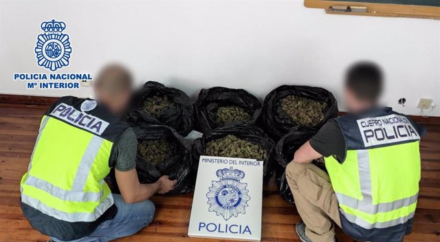 Nota De Prensa: "La Policía Nacional Tras Una Persecución En Vehículo Por Toda La Ciudad Ha Detenido A Sus Ocupantes Quienes Transportaban Más De 13 Kilos De Marihuana"