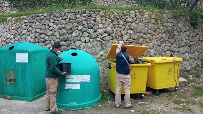 Trabajadores limpian caminos de Mallorca.