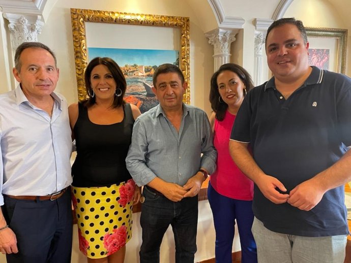 Los parlamentarios del PSOE de Jaén, junto a Francisco Reyes.