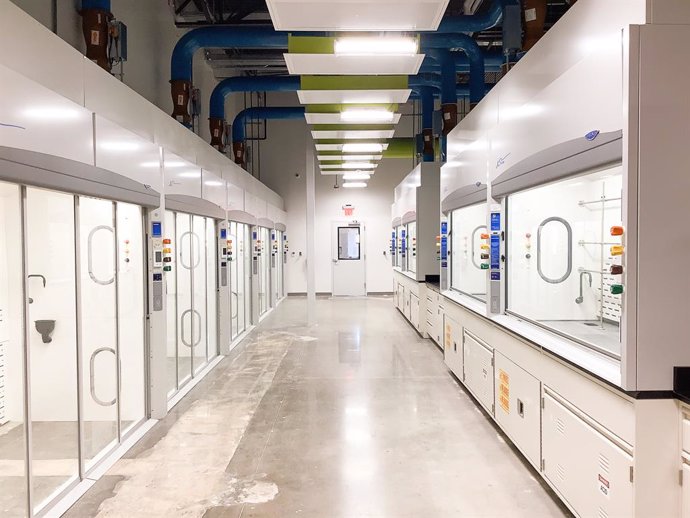 The new space includes a balanced mix of traditional benchtop hoods and walk-in hoods, offering flexibility and development space for 1L to 20L reactors, which dovetails with our 100L kilo suites