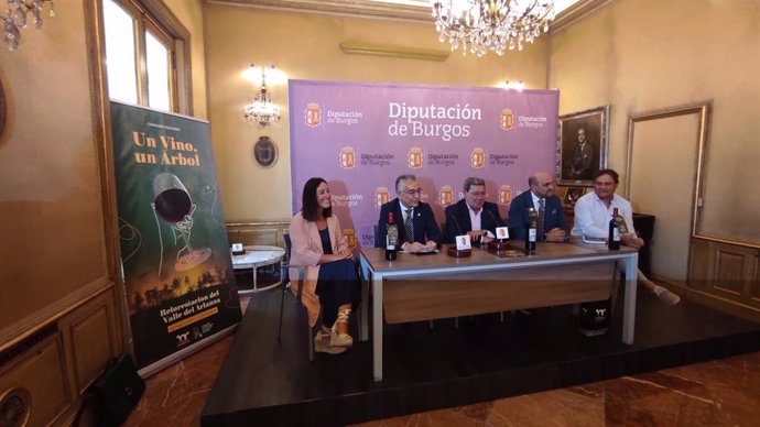 En el centro de la imagen, el delegado territorial de la Junta, Roberto Saiz, el presidente de la Diputación de Burgos, César Rico, y el presidente de la Federación Provincial de Hosteleros, Fernando de la Varga, junto a organizadores de la campaña.