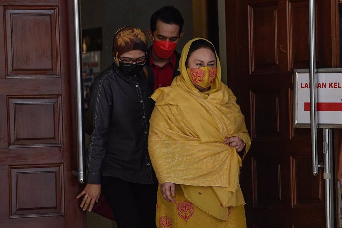 Archivo - FILED - 03 February 2022, Malaysia, Kuala Lumpur: Rosmah Mansor (R), wife of Malaysia's former Prime Minister Najib Razak, arrives at the Kuala Lumpur High Court complex. Rosmah faces trial over alleged misappropriation of funds for the instal