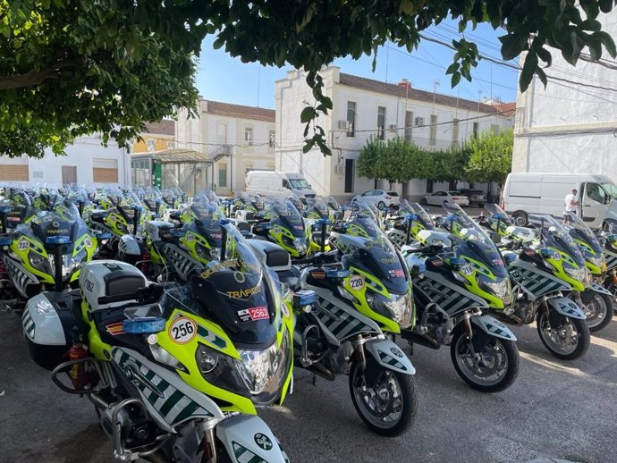 Motocicletas aparcadas en la Comandancia de la Guardia Civil de Córdoba que dan cobertura a la Vuelta Ciclista a España a su paso por la provincia.
