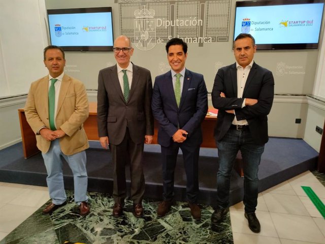 El diputado Javier García, el presidente de la Diputación Javier Iglesias, el CEO de Startup Olé, Emilio Corchado, y el diputado Antonio Labrador, de izquierda a derecha.