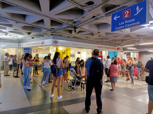 Viajeros de Metro en el primer día del 50% de descuento en abonos