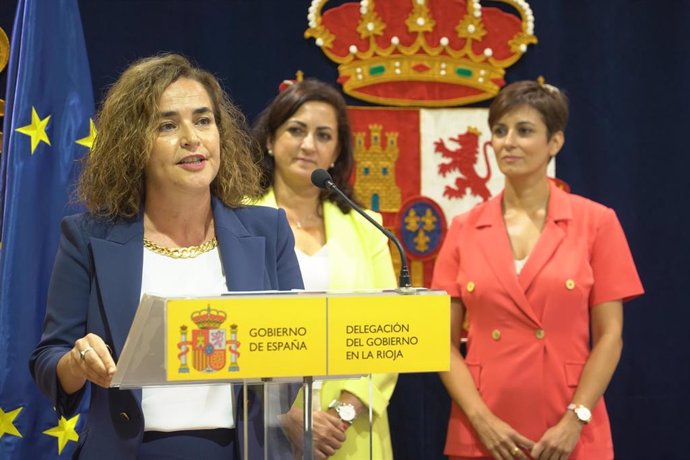 (I-D) La nueva delegada del Gobierno en La Rioja, Beatriz Arraiz; y la presidenta de la Rioja, Concha Andreu; y la ministra de Política Territorial y portavoz del Gobierno, Isabel Rodríguez; durante la toma de posesión de Arraiz