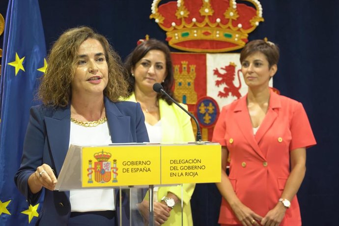 (I-D) La nueva delegada del Gobierno en La Rioja, Beatriz Arraiz; y la presidenta de la Rioja, Concha Andreu; y la ministra de Política Territorial y portavoz del Gobierno, Isabel Rodríguez; durante la toma de posesión de Arraiz