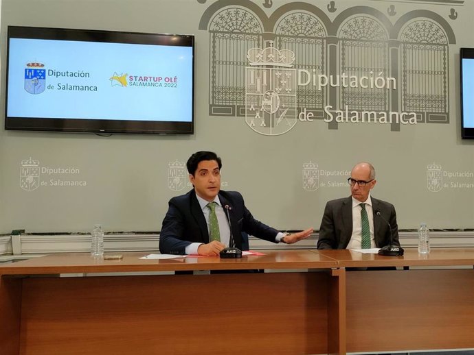 El CEO de Startup Olé, Emilio Corchado (izquierda), junto al presidente de la Diputación de Salamanca, Javier Iglesias (d).