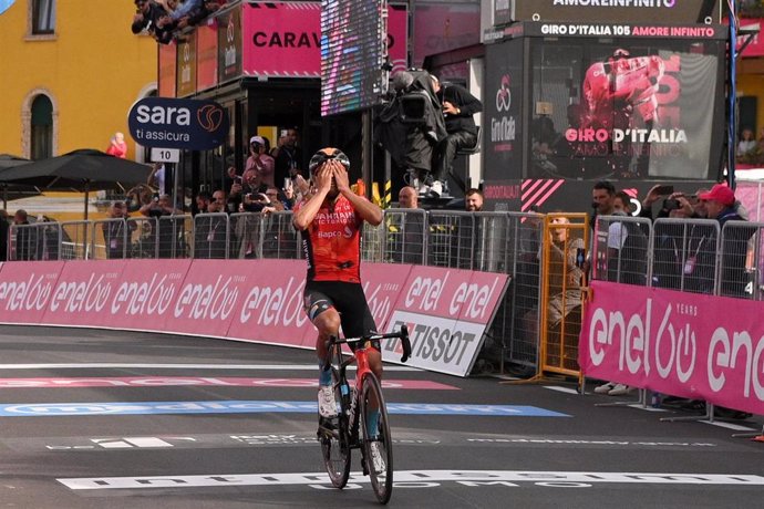 Archivo - El ciclista colombiano Santiago Buitrago tras ganar una etapa en el Giro de Italia 2022