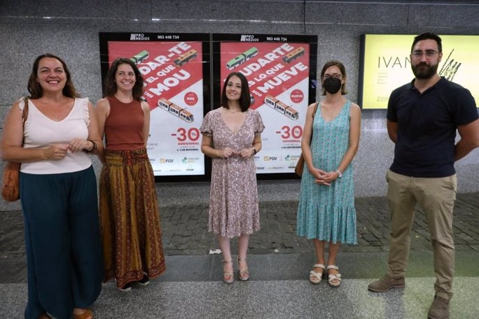 La consellera Torró y directivos de FGV en una estación de Metrovalencia