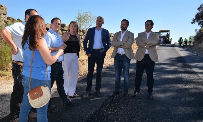 El consejero de Desarrollo Sostenible, José Luis Escudero, y el presidente de la Diputación de Toledo, Álvaro Gutiérrez, visita San Pablo de los Montes.